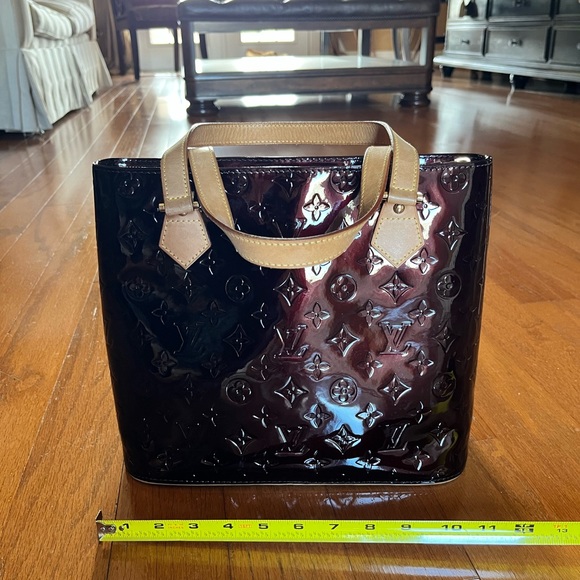 Louis Vuitton, Authentic & unique. Monogram Vermis Patent Leather Purse - Picture 14 of 16